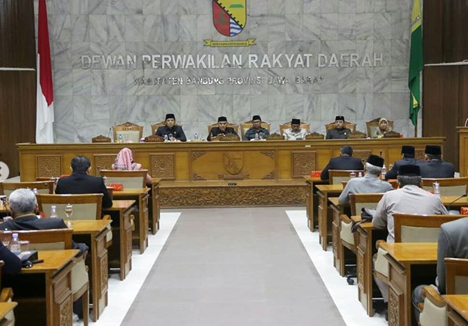 Direksi Perumda Air Minum Tirta Raharja Menghadiri Rapat Paripurna DPRD Kabupaten Bandung
